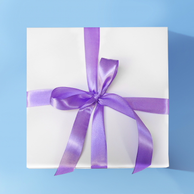 Коробка з фіолетовою стрічкою