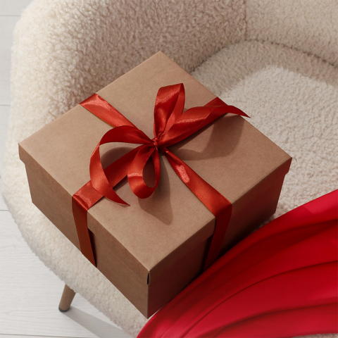 Коробка з червоною стрічкою